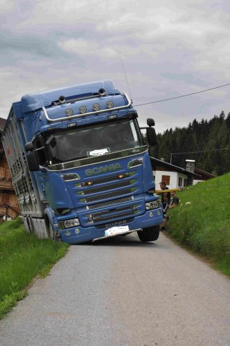 Drohender Absturz eines LKW`s